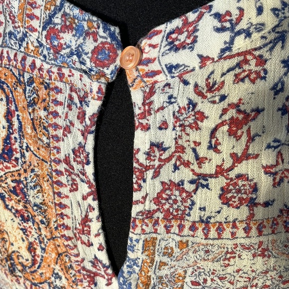 Womens patterned sleeveless top with button on back. Elodie Size M - Picture 5 of 9